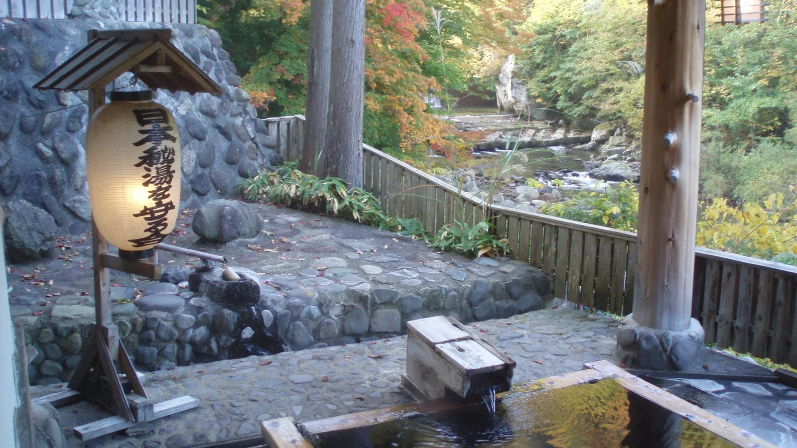 Bassin thermal extérieur du Takanoyu Onsen dans la préfecture d’Akita, au Japon