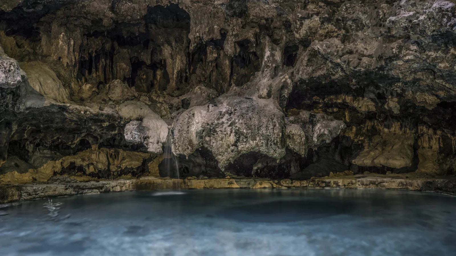 Bassin d’eau thermale dans la caverne Cave and Basin au parc national Banff