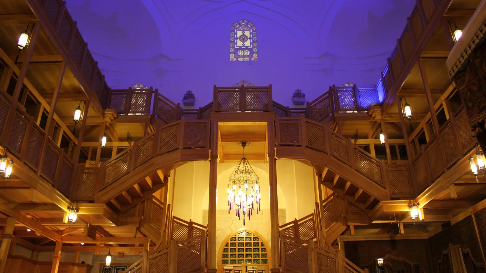 Galeries en bois et grand escalier dans le hall du hammam Hürrem Sultan à Istanbul