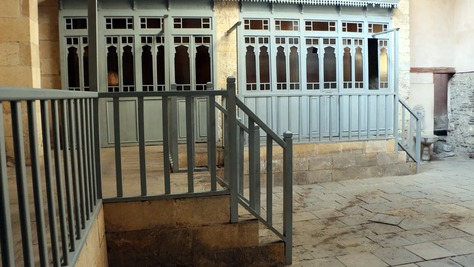 Intérieur du hammam historique du sultan Inal au Caire, photographié en 2015