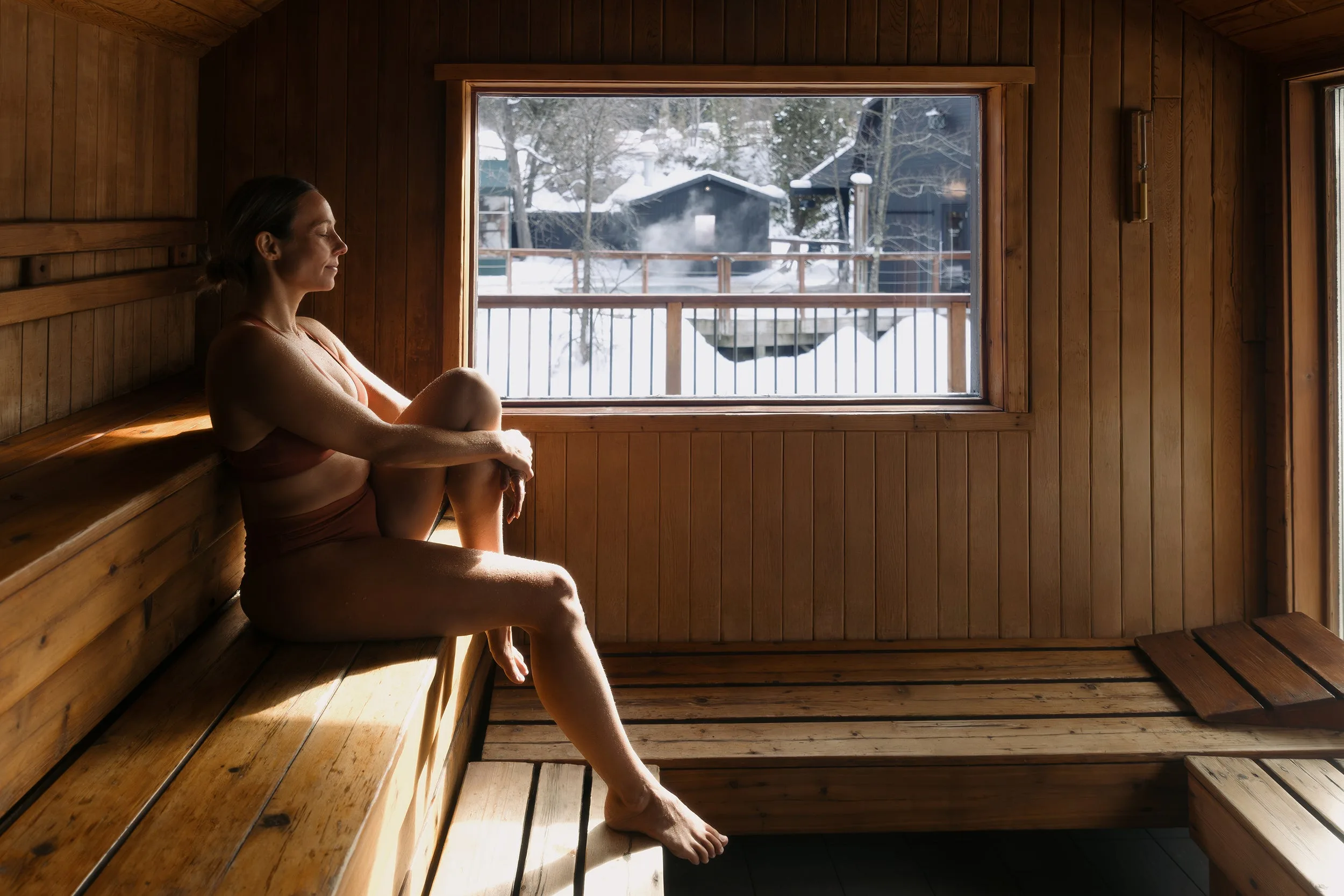 Intérieur d'un sauna au Strøm spa nordique Saint-Sauveur en hiver, photographie contemporaine de Bianca Des Jardins