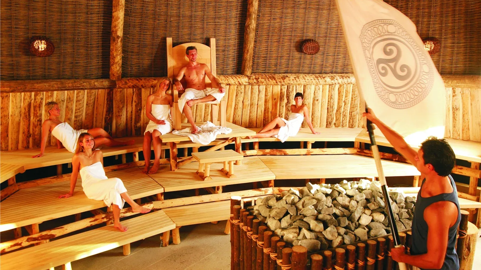 Séance d’Aufguss avec drapeau dans le sauna Keltenthron à Therme Erding, en Allemagne
