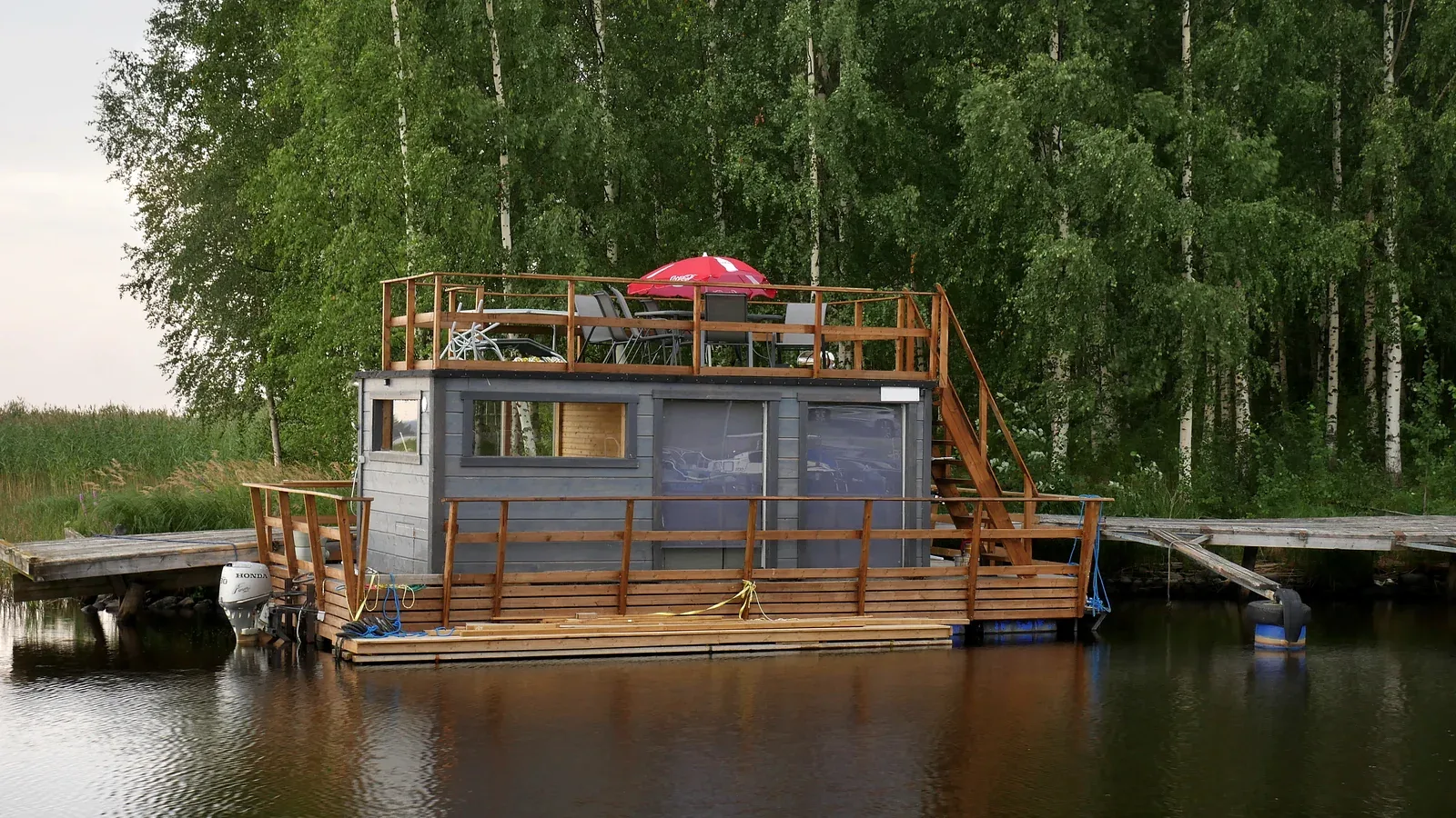 Une véritable plateforme-sauna sur l’eau en Finlande, photographiée en août 2018