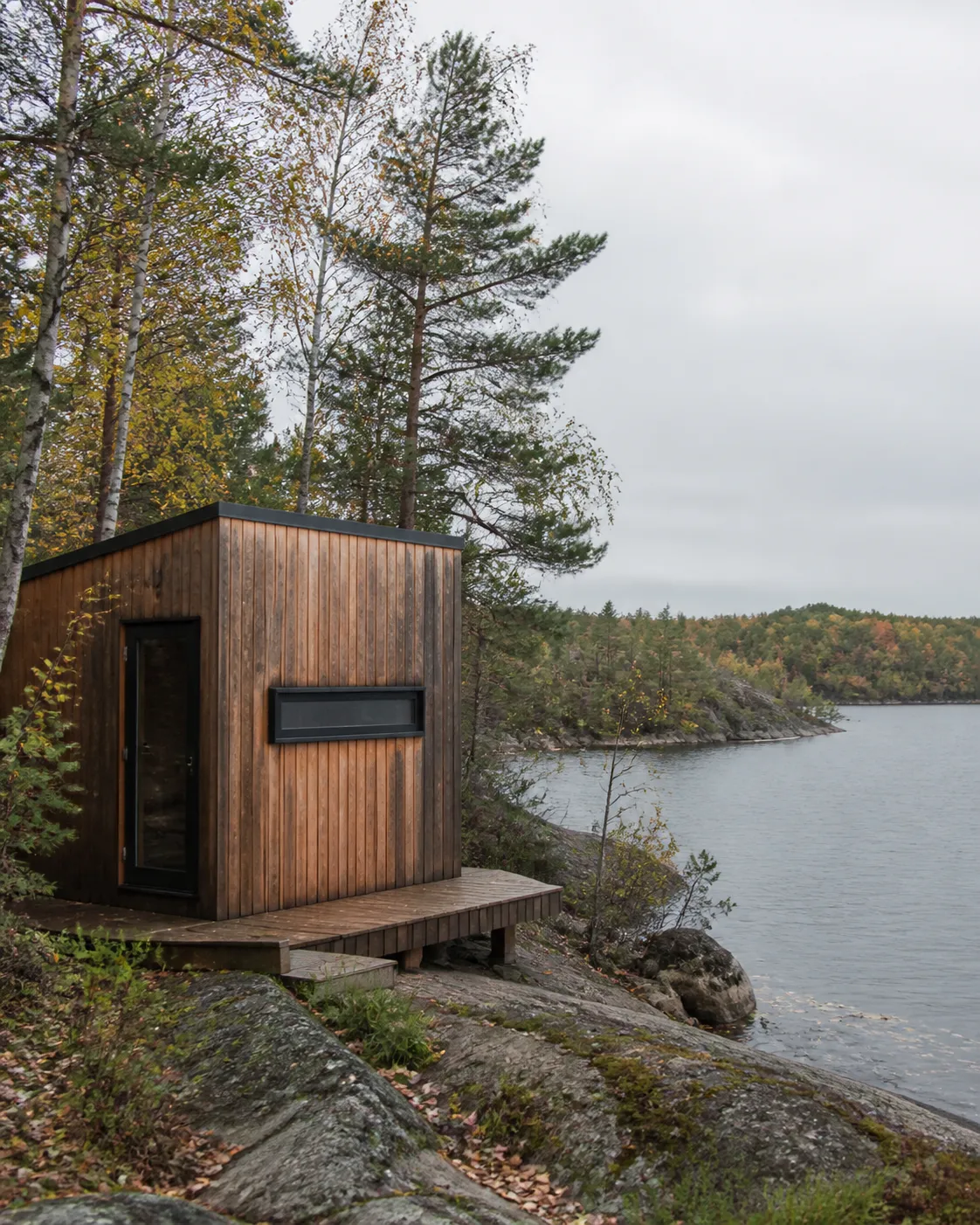 Petit sauna en bois au bord d’un lac