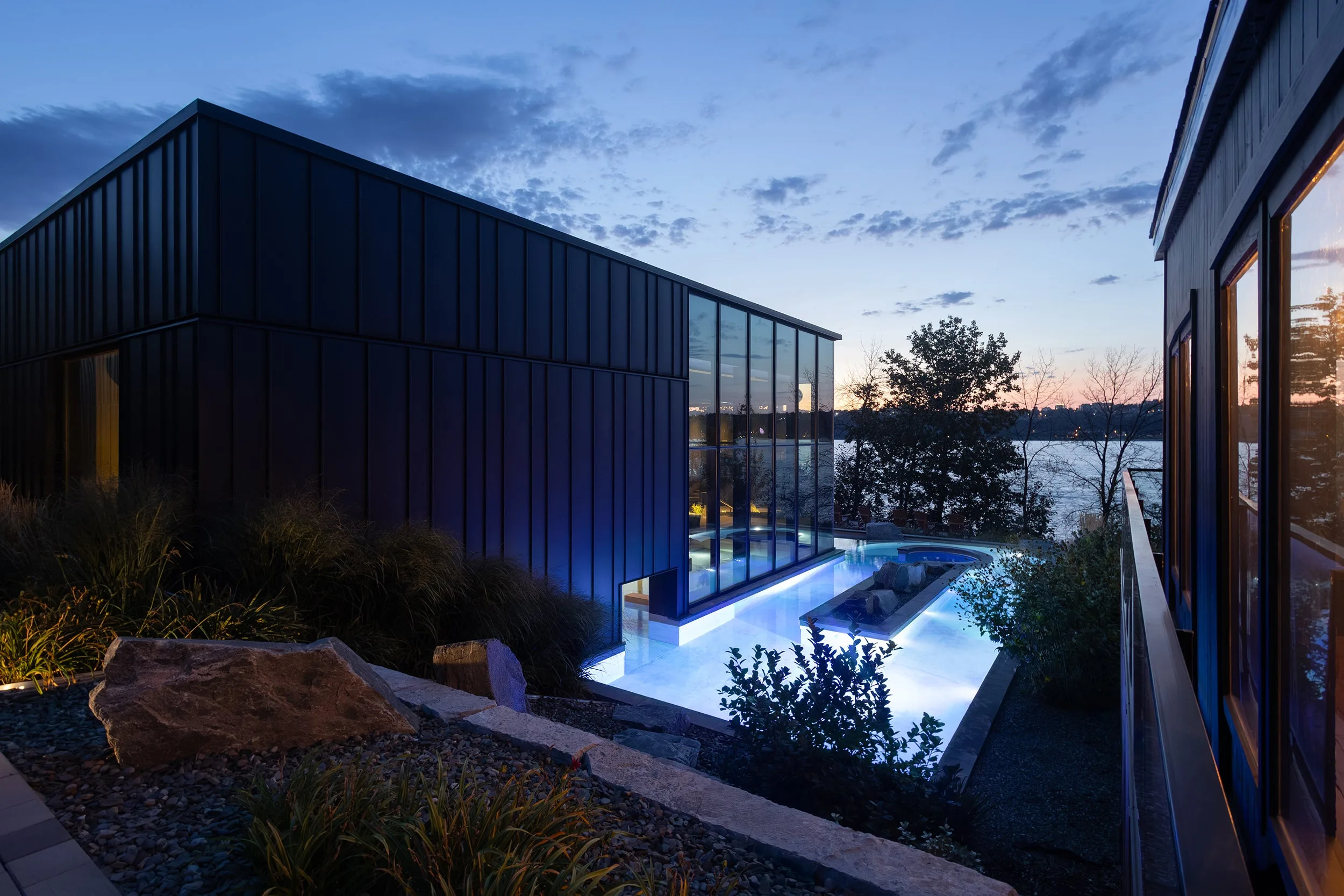 Pavillons sombres et bassins illuminés du Strøm spa nordique Vieux-Québec, photographie actuelle de Bianca Des Jardins