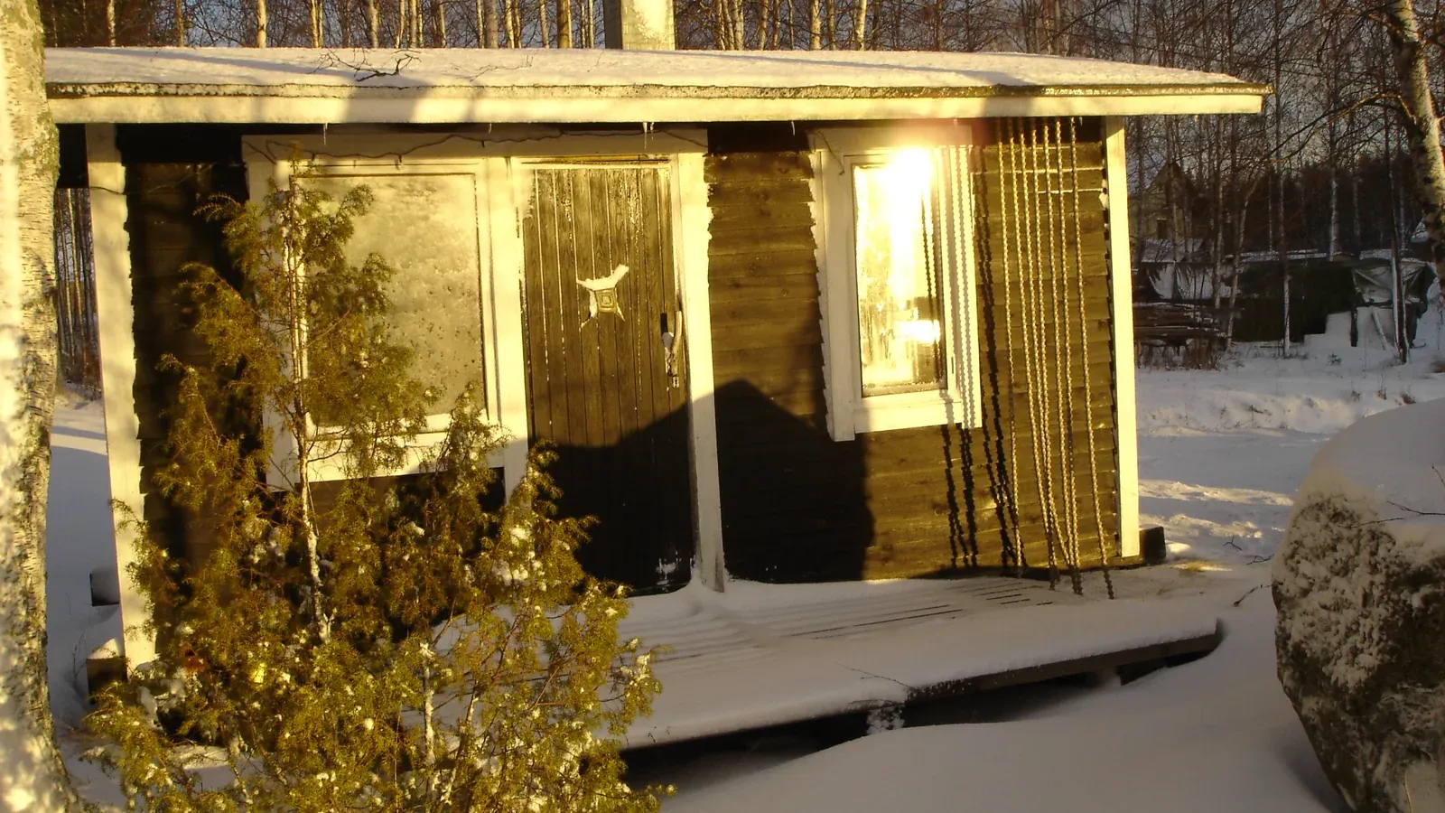 Sauna traditionnel chauffé au bois à Korpilahti, en Finlande, en hiver
